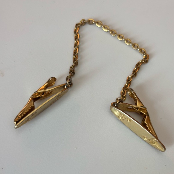 Accessories - Vintage 50s Goldtone Chain Ribbed " S " Floral Sweater Guard Clip Pat # 2853761
